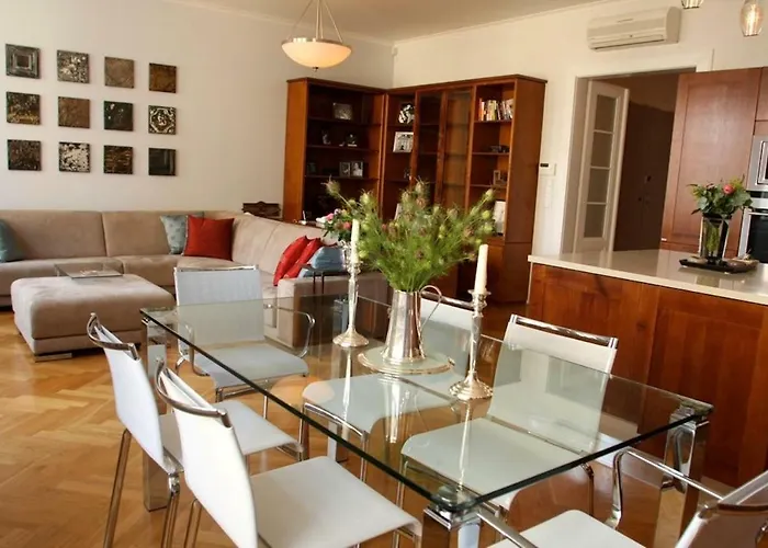 Spacious Elegance In The Heart Of Old Town
