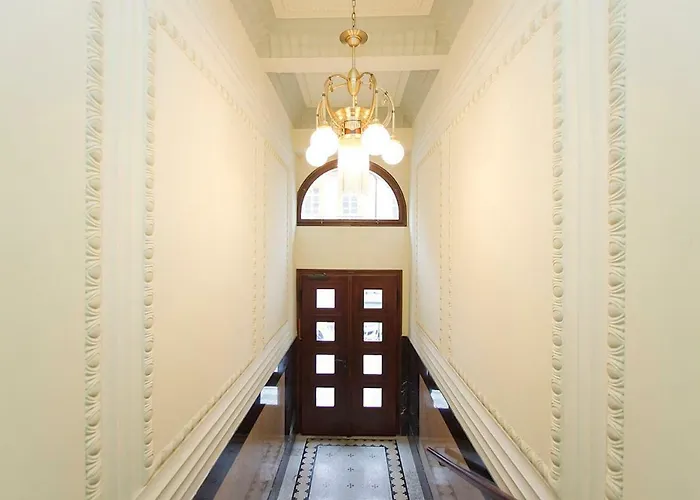 Spacious Elegance In The Heart Of Old Town