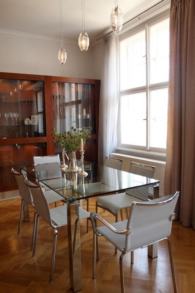 Spacious Elegance In The Heart Of Old Town Apartment