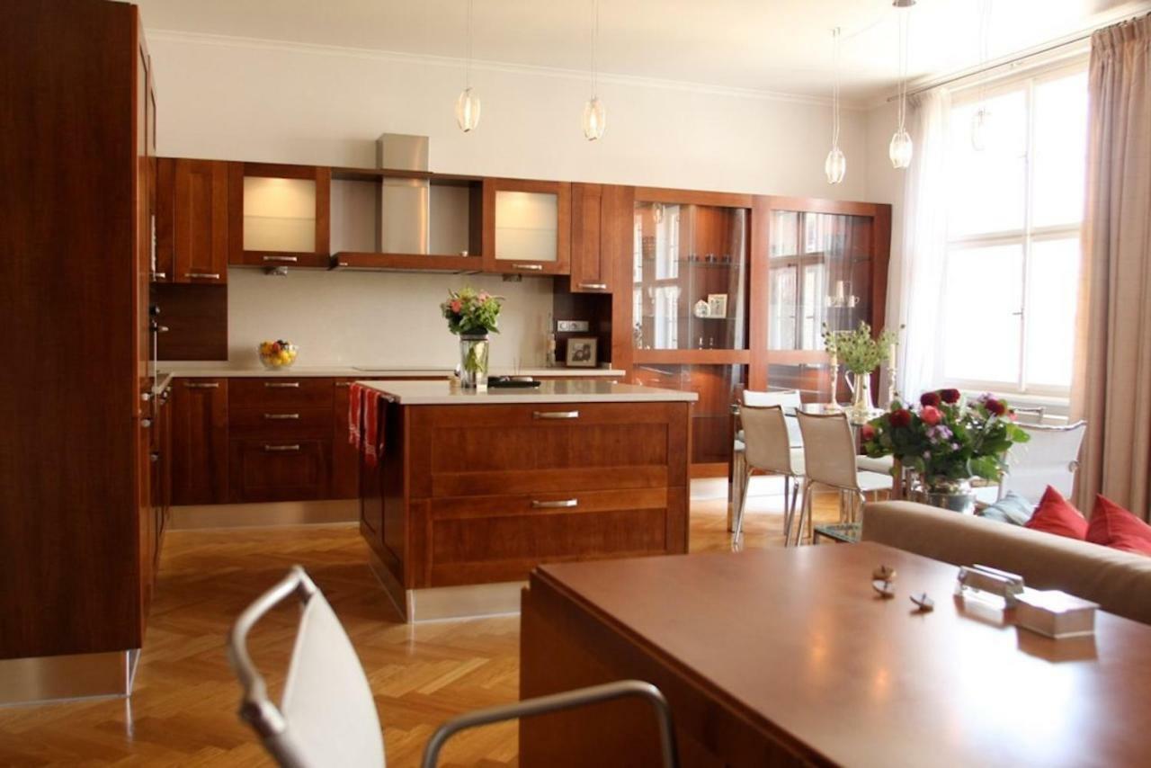 Spacious Elegance In The Heart Of Old Town *