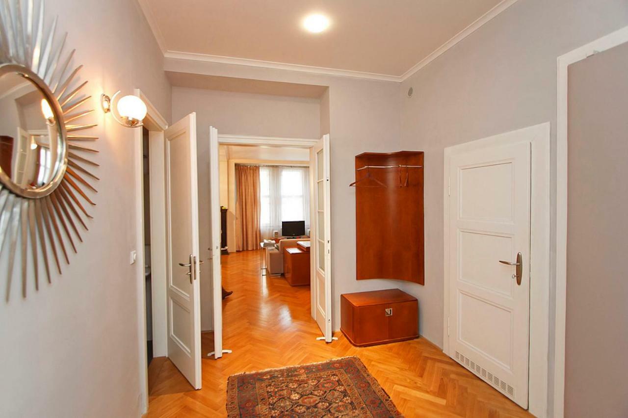 Apartment Spacious Elegance In The Heart Of Old Town *