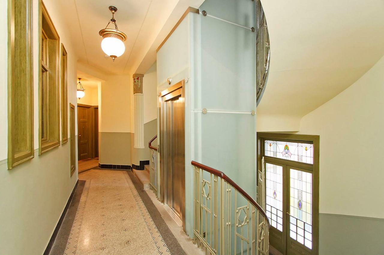 Apartment Spacious Elegance In The Heart Of Old Town *