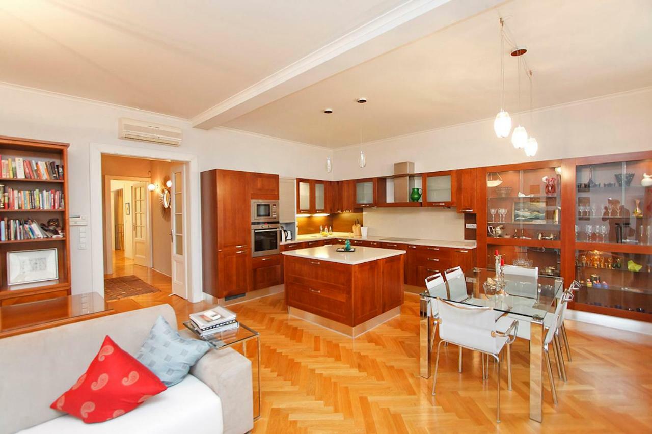 Apartment Spacious Elegance In The Heart Of Old Town