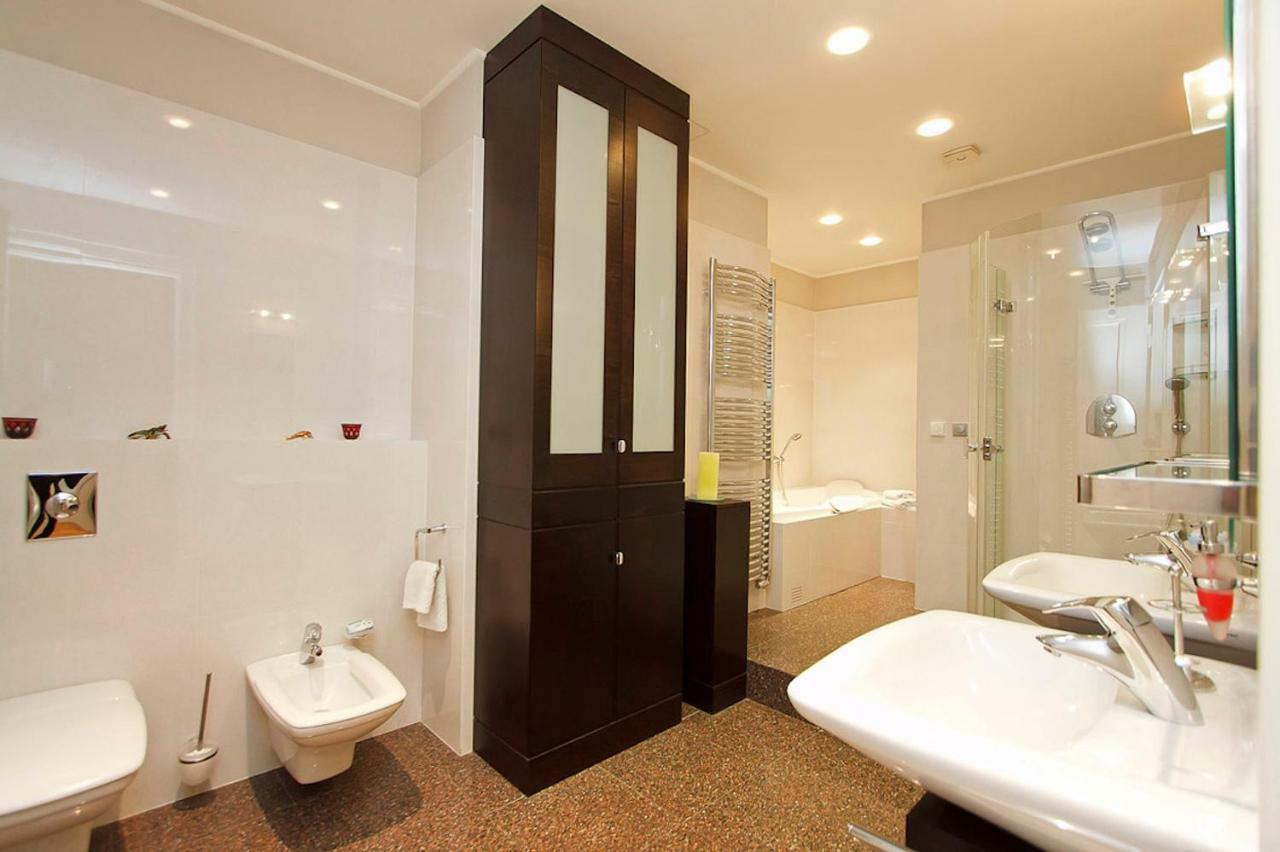 Spacious Elegance In The Heart Of Old Town Apartment